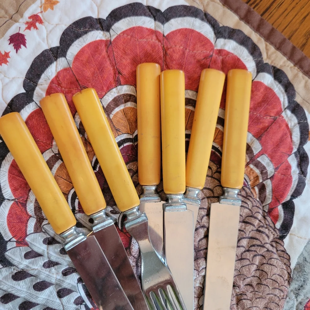 Vintage Yellow Handle Flatware  6 Knives 1 Fork Farmhouse ~ Bakelite or Catalin?